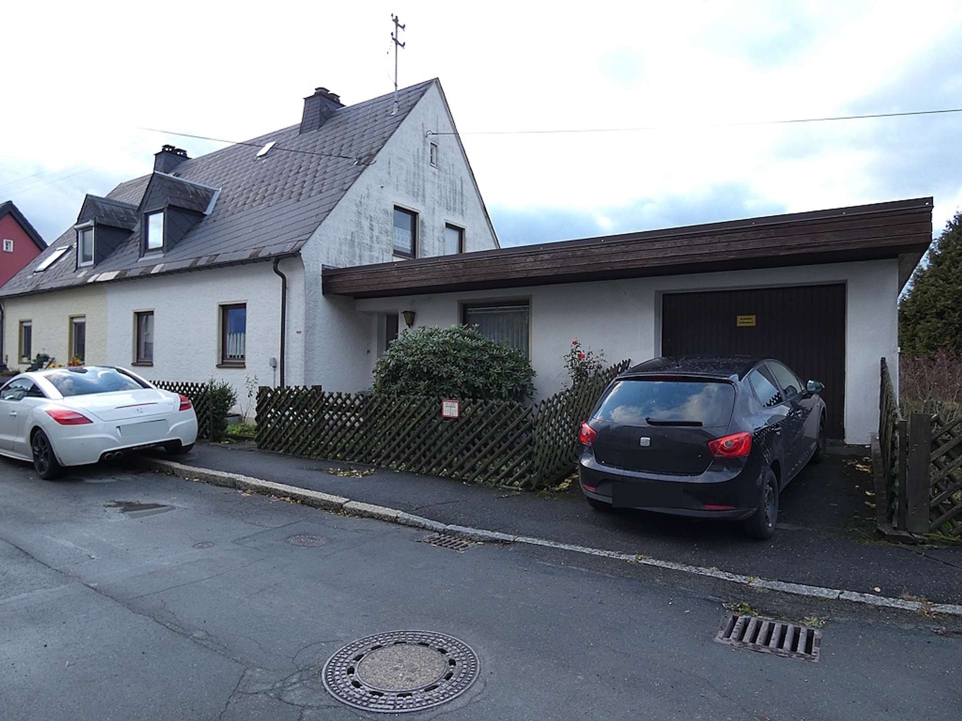 Ansicht mit Garage