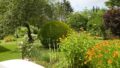 Terrasse mit Blick über den Garten