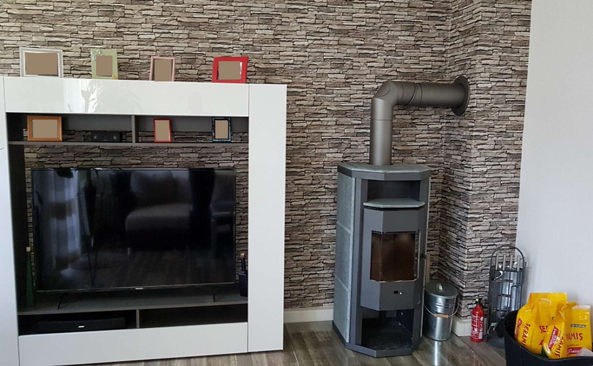 Wohnzimmer mit Holzofen