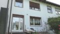 Ansicht mit Terrasse hinter dem Haus