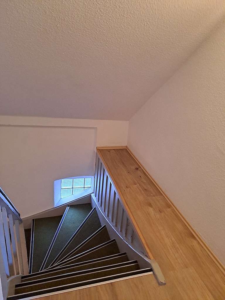 Treppe ins DG gehört zur WE Hinterhaus