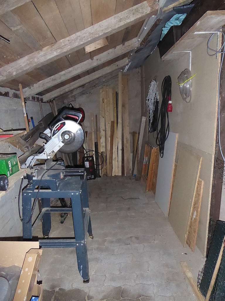 Abstellraum neben Haus