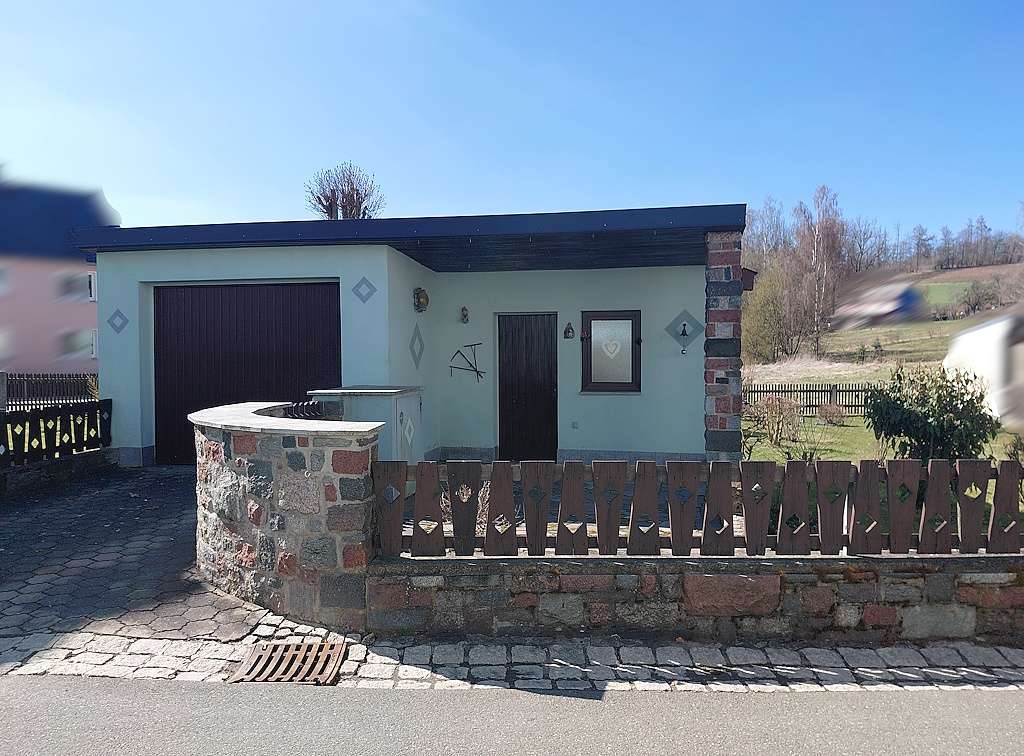 Garage mit Nebenraum und Garten