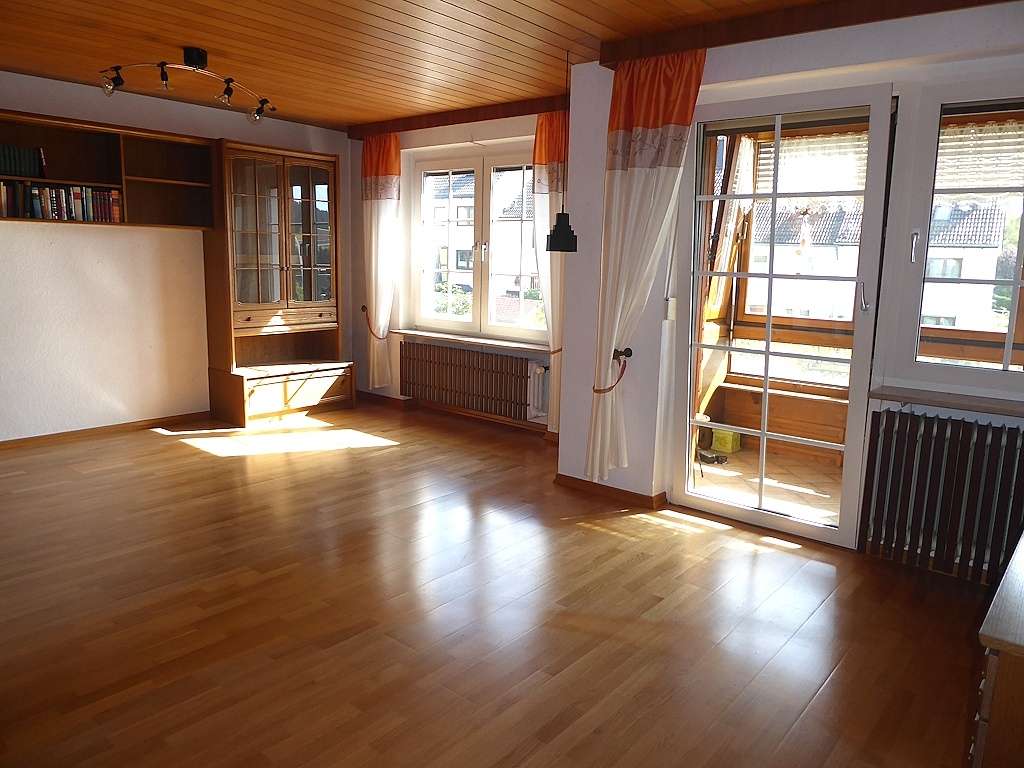 Wohn-Esszimmer mit verglastem Balkon EG